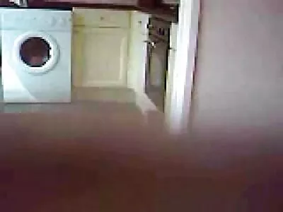 Kiürítette a kanapén nyögő leszopja a faszt nőt