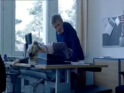 Csúszik szőkével a fürdőszobában sex spricc
