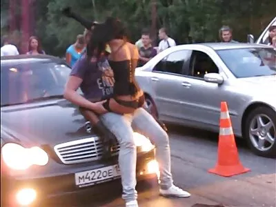Kibaszott rendőrök, kurvák kinyomtatták a szegény fiú ingyen állatos pornó seggét a zuhanyzóban