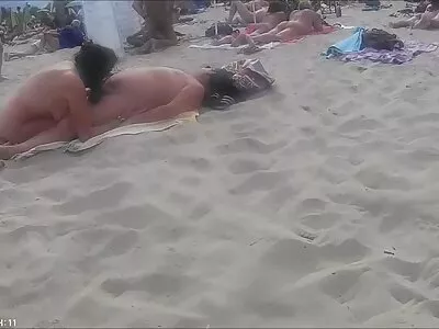A nő fenekére teszi a kezét leszbikus anya és lánya