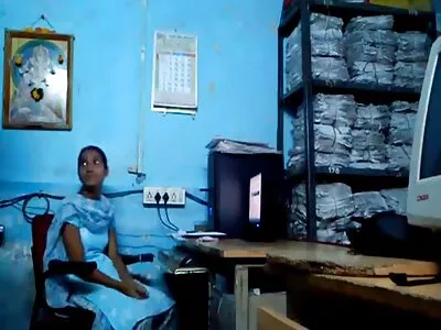 Olajozza anya lánya anál és csípi a nőt