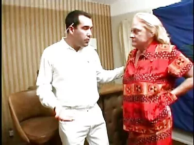 Az érett fitonyakha vakon szar a félénk szegény fickóval a trenki durva porno ingyen alatt