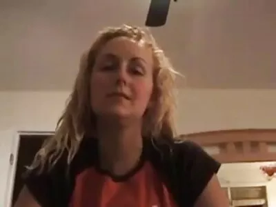 A naiv fiatal Katenka csak szerette volna pornó film ingyen bemutatni a barátját a rokonainak