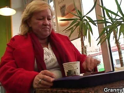 Megmutatta a bátyámnak a mini-cicákat, és ő ezért sex filmek online ingyen kidobta hatalmas csavarját